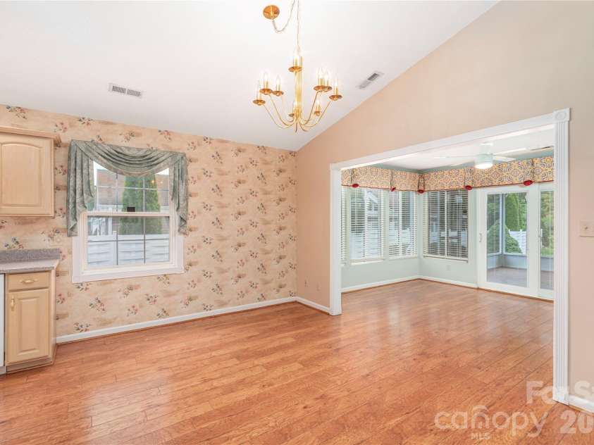 11 Heather Way, Candler, NC 28715.  MLS# CAR4381807, YatesRealty ID 30816. Dining area