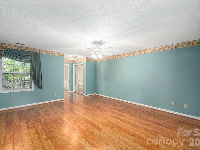 11 Heather Way, Candler, NC 28715.  MLS# CAR4381807, YatesRealty ID 30816. Large primary bedroom