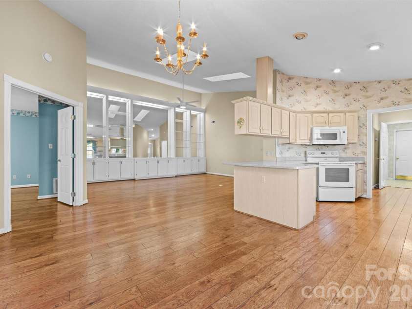 11 Heather Way, Candler, NC 28715.  MLS# CAR4435502, YatesRealty ID 30816. Dining Area