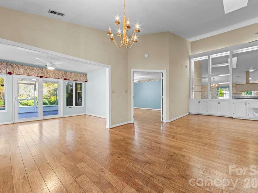 11 Heather Way, Candler, NC 28715.  MLS# CAR4435502, YatesRealty ID 30816. Dining Area