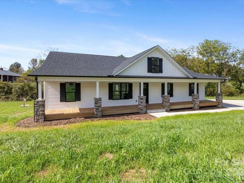 632 Morlin Acres Drive, Marshall, NC 28753.  MLS# CAR4264101, YatesRealty ID 30816. 