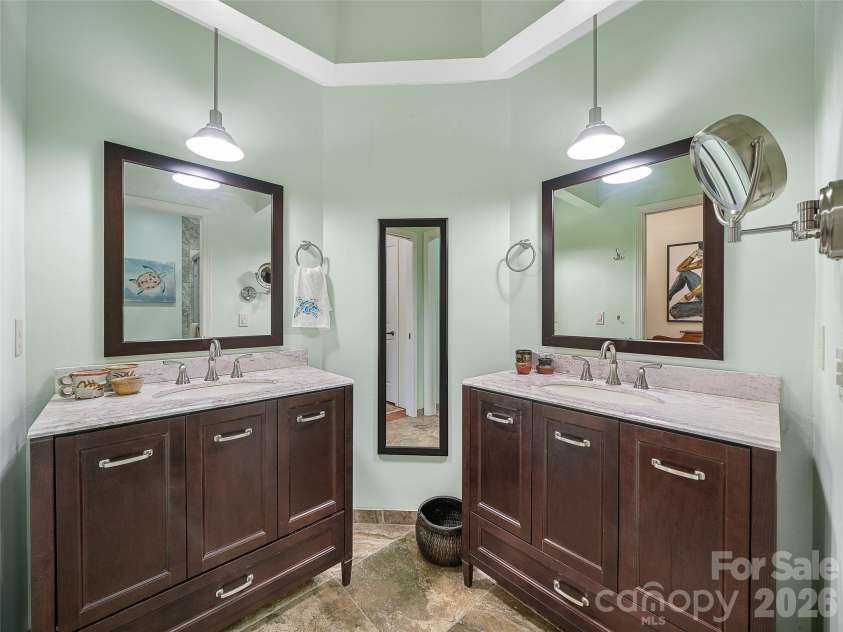 301 White Oak Drive, Hendersonville, NC 28791.  MLS# CAR4389297, YatesRealty ID 30823. Primary Bath