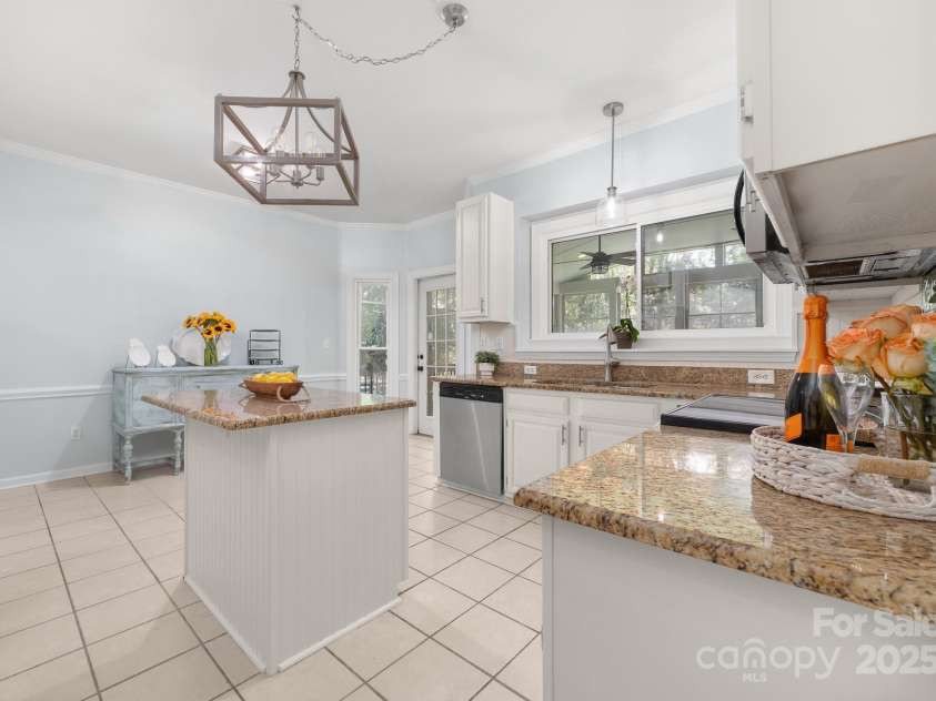 12214 Provincetowne Drive, Charlotte, NC 28277.  MLS# CAR4282352, YatesRealty ID 30824. Bright and open kitchen with kitchen island and granite countertops
