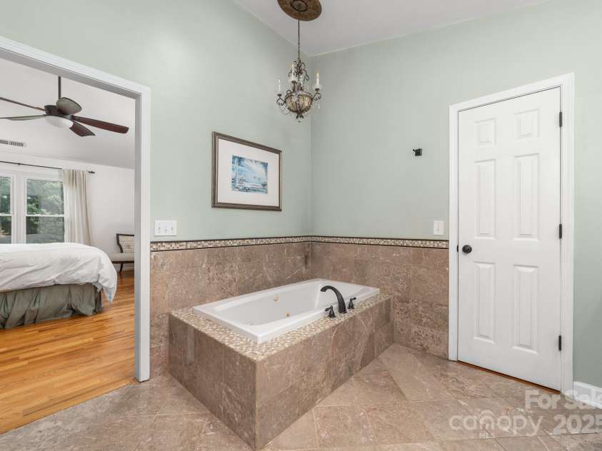 12214 Provincetowne Drive, Charlotte, NC 28277.  MLS# CAR4282352, YatesRealty ID 30824. Large soaking tub