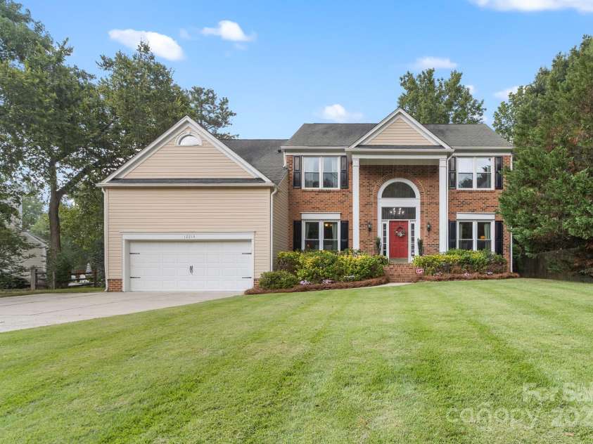 12214 Provincetowne Drive, Charlotte, NC 28277.  MLS# CAR4282352, YatesRealty ID 30824. Professionally landscaped yard