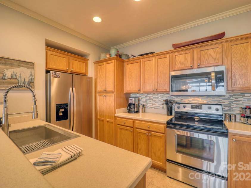 180 Windy Knoll, Banner Elk, NC 28604.  MLS# CAR4289909, YatesRealty ID 30828. 