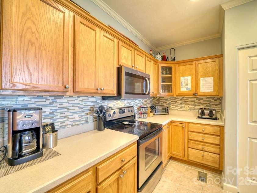 180 Windy Knoll, Banner Elk, NC 28604.  MLS# CAR4289909, YatesRealty ID 30828. 