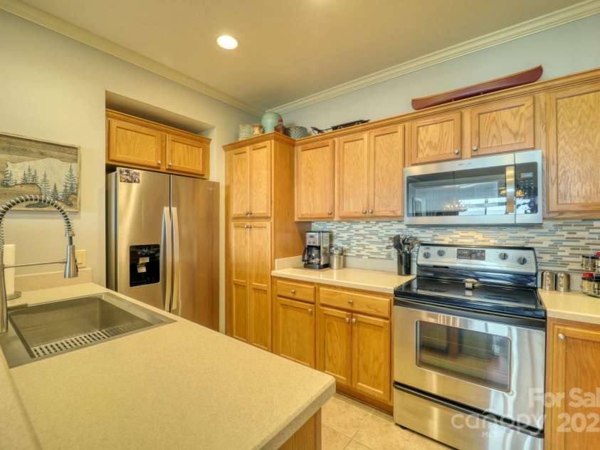 180 Windy Knoll, Banner Elk, NC 28604.  MLS# CAR4289909, YatesRealty ID 30828. 