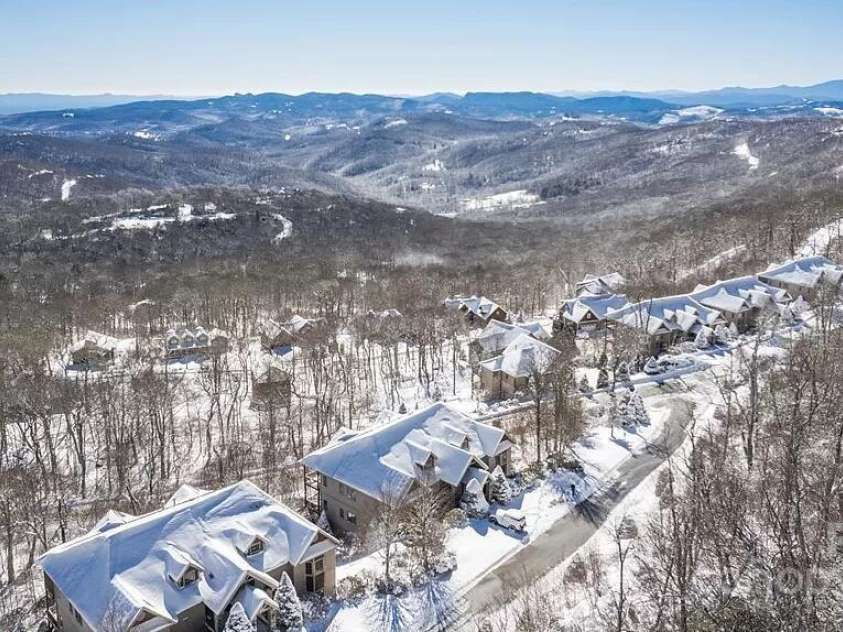 180 Windy Knoll, Banner Elk, NC 28604.  MLS# CAR4289909, YatesRealty ID 30828. 