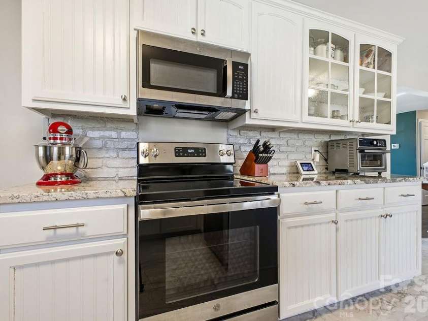 2841 20th Street, Hickory, NC 28601.  MLS# CAR4356951, YatesRealty ID 30828. 