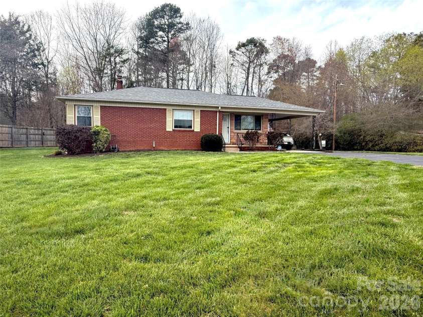 2841 20th Street, Hickory, NC 28601.  MLS# CAR4356951, YatesRealty ID 30828. 