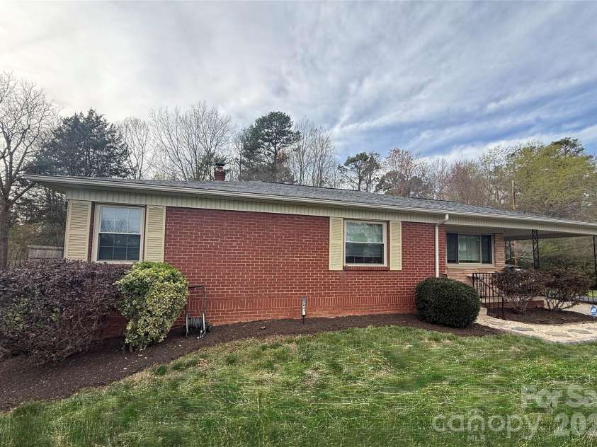 2841 20th Street, Hickory, NC 28601.  MLS# CAR4356951, YatesRealty ID 30828. 