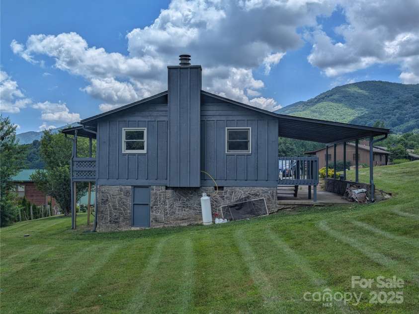 84 Stoney Ridge Loop, Maggie Valley, NC 28751.  MLS# CAR4226572, YatesRealty ID 30831. 