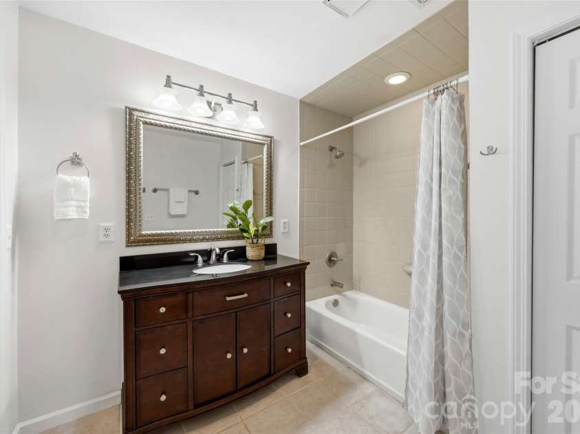 907 Southwest Drive, Davidson, NC 28036.  MLS# CAR4392317, YatesRealty ID 30832. Large Primary Bath