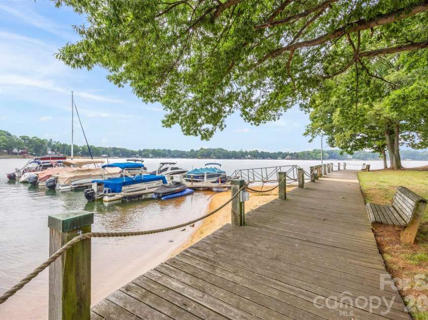 907 Southwest Drive, Davidson, NC 28036.  MLS# CAR4392317, YatesRealty ID 30832. Private Boat Slips