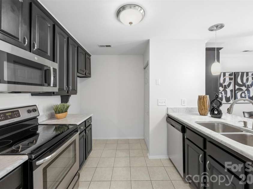 907 Southwest Drive, Davidson, NC 28036.  MLS# CAR4392317, YatesRealty ID 30832. Updated kitchen