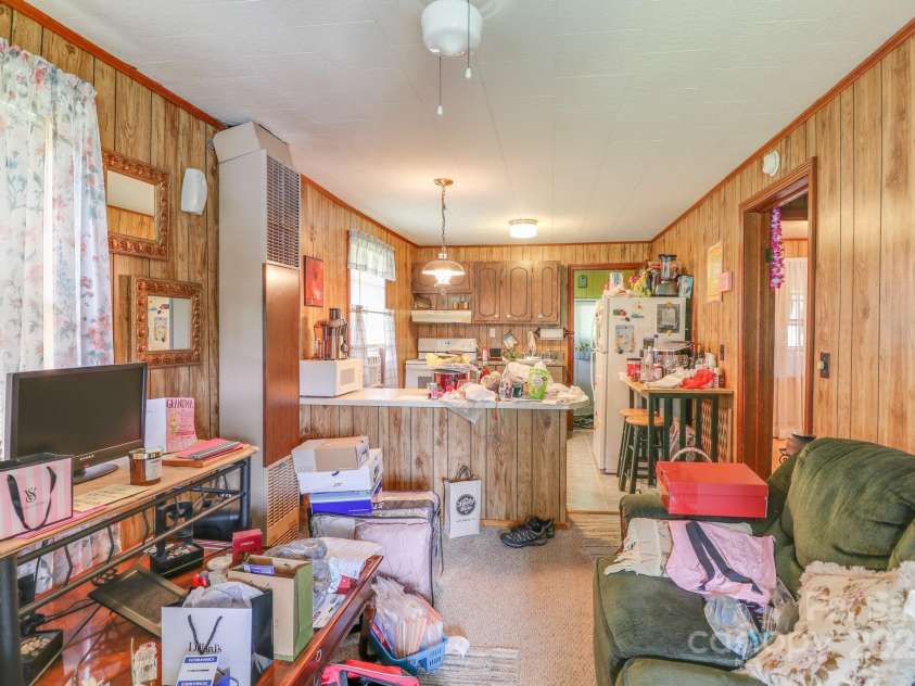 415 Patterson Street, Hendersonville, NC 28739.  MLS# CAR4286701, YatesRealty ID 30833. 