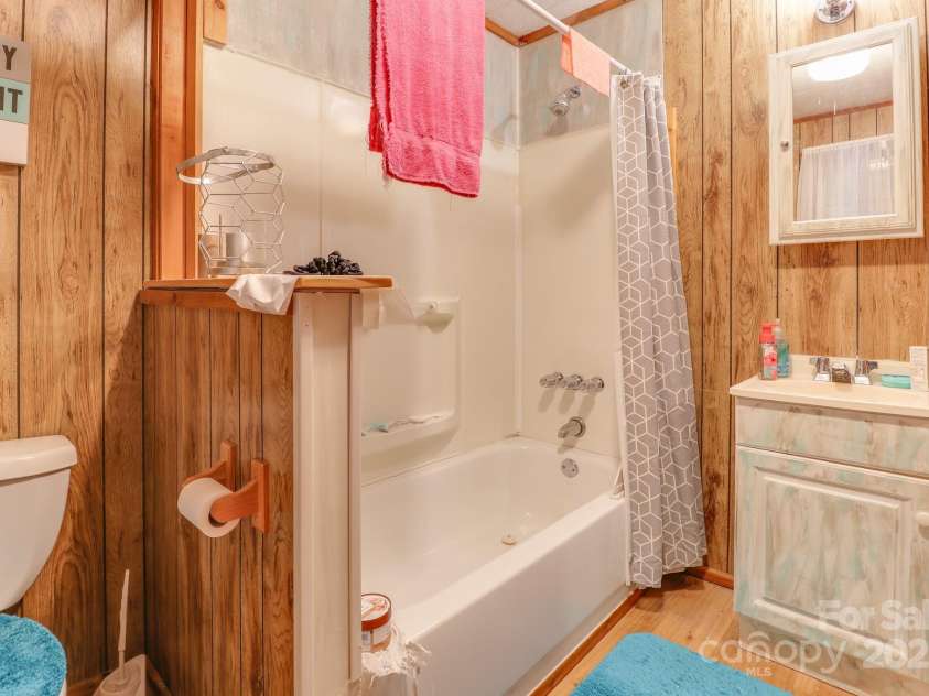 415 Patterson Street, Hendersonville, NC 28739.  MLS# CAR4286701, YatesRealty ID 30833. 