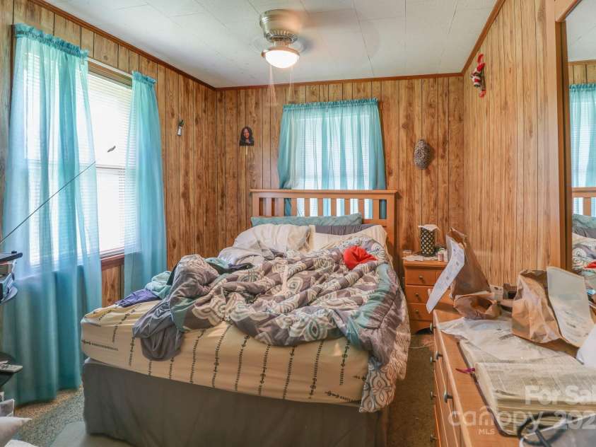 415 Patterson Street, Hendersonville, NC 28739.  MLS# CAR4286701, YatesRealty ID 30833. 