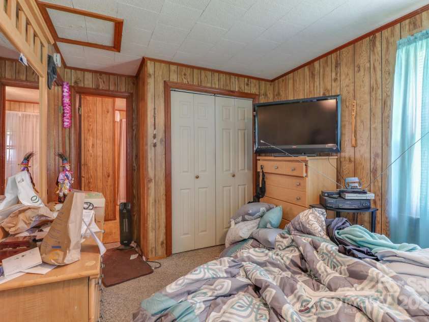 415 Patterson Street, Hendersonville, NC 28739.  MLS# CAR4286701, YatesRealty ID 30833. 