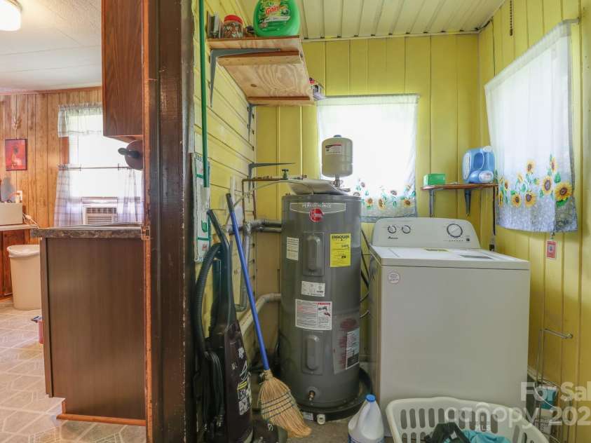 415 Patterson Street, Hendersonville, NC 28739.  MLS# CAR4286701, YatesRealty ID 30833. 