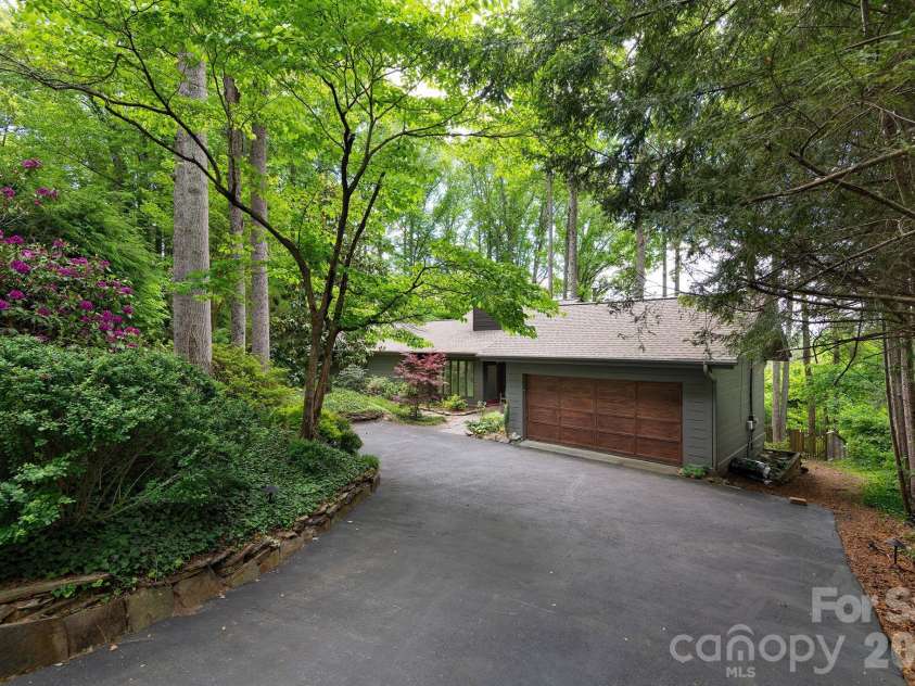 107 Buffalo Trail, Asheville, NC 28805.  MLS# CAR4374645, YatesRealty ID 30836. Garage on Main