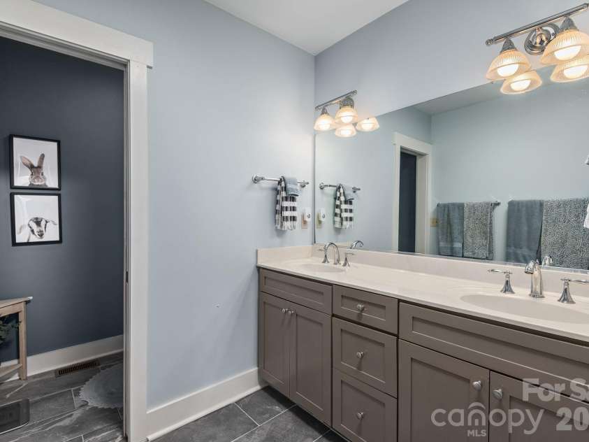 107 Buffalo Trail, Asheville, NC 28805.  MLS# CAR4374645, YatesRealty ID 30836. Primary Bath