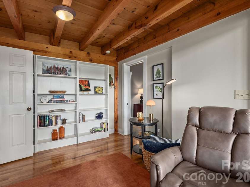 107 Buffalo Trail, Asheville, NC 28805.  MLS# CAR4374645, YatesRealty ID 30836. Sitting area