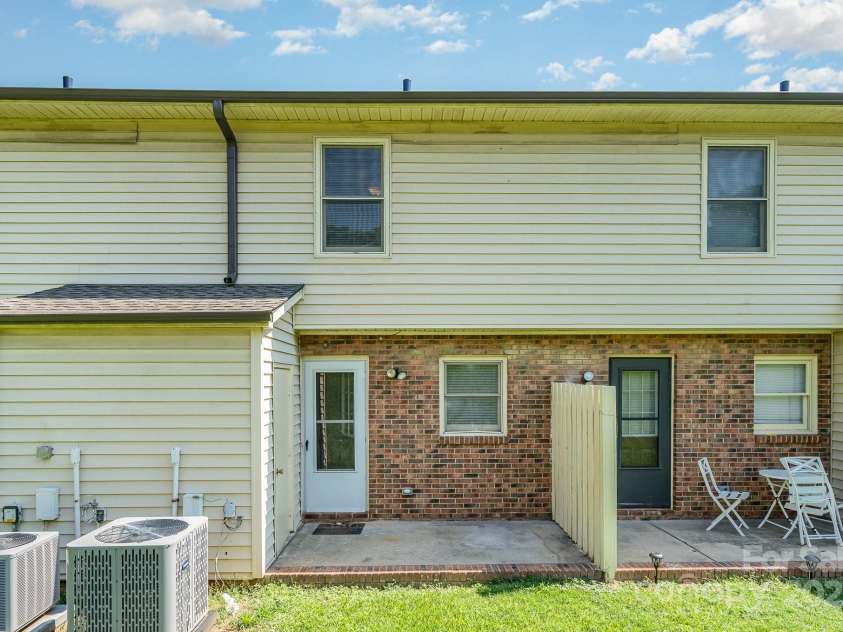 434 Stoneycreek Lane, Rock Hill, SC 29730.  MLS# CAR4279345, YatesRealty ID 30837. 