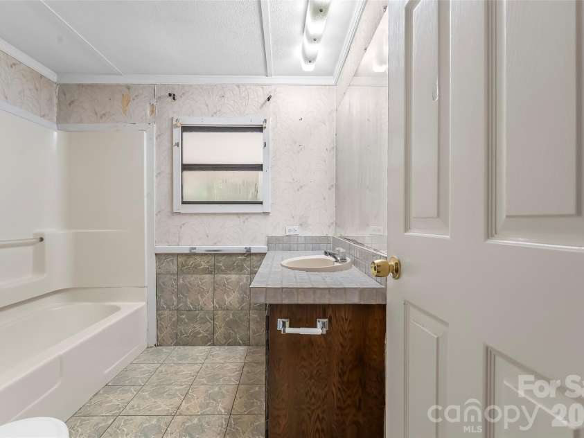 72 Paradise Lane, Old Fort, NC 28762.  MLS# CAR4393991, YatesRealty ID 30838. Main Bath
