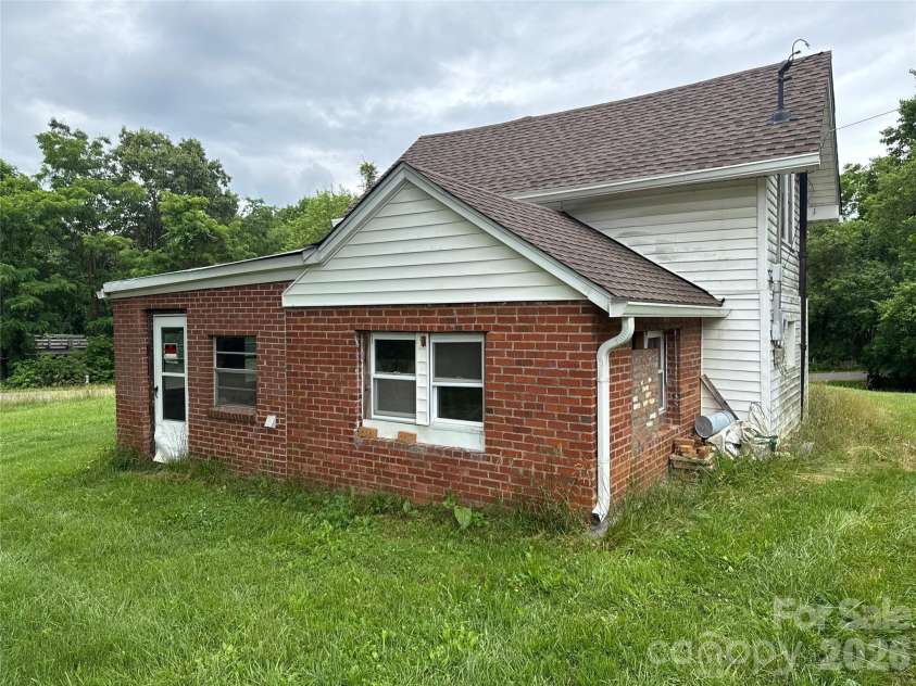 102 Ransom Road, Clyde, NC 28721.  MLS# CAR4394313, YatesRealty ID 30839. 