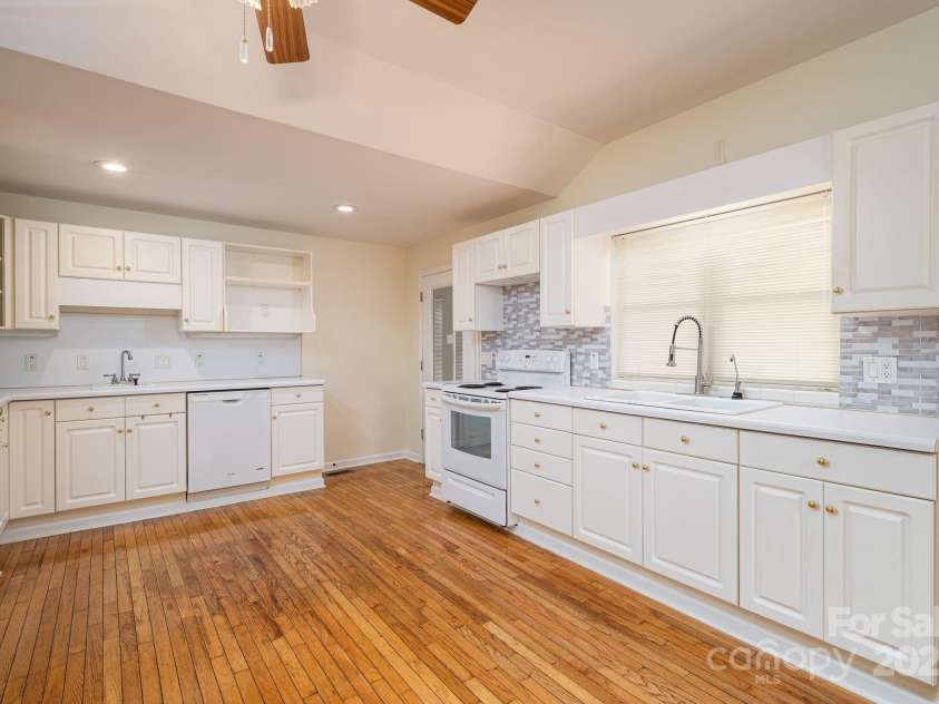 2541 Grandview Circle, Lenoir, NC 28645.  MLS# CAR4330860, YatesRealty ID 3084. 