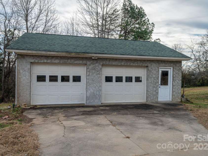 2541 Grandview Circle, Lenoir, NC 28645.  MLS# CAR4330860, YatesRealty ID 3084. 