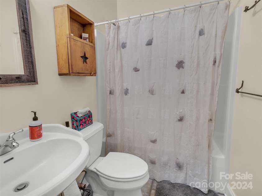 445 Equestrian Drive, Waynesville, NC 28786.  MLS# CAR4186837, YatesRealty ID 3084. Hall Full Bath