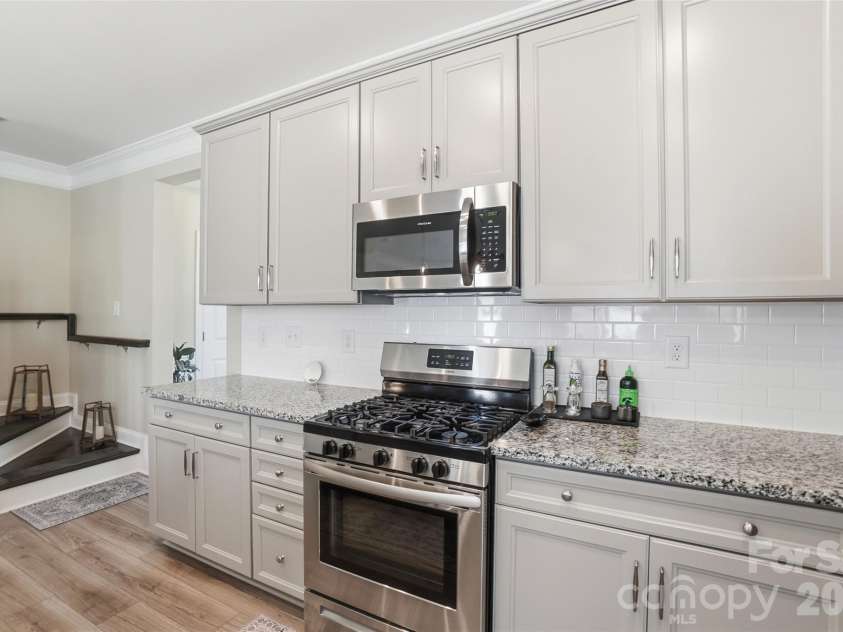 1012 Township Parkway, Belmont, NC 28012.  MLS# CAR4388525, YatesRealty ID 30841. Gas range