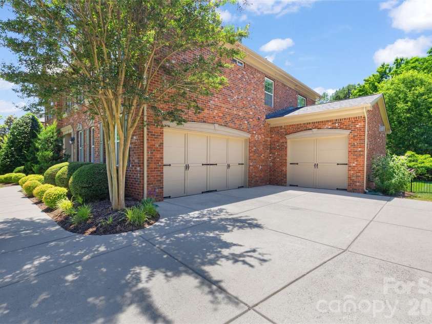 3207 Lakehurst Crossing, Matthews, NC 28104.  MLS# CAR4389517, YatesRealty ID 30843. 3 Car Garage