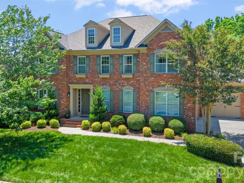 3207 Lakehurst Crossing, Matthews, NC 28104.  MLS# CAR4389517, YatesRealty ID 30843. 3207 Lakehurst Crossing