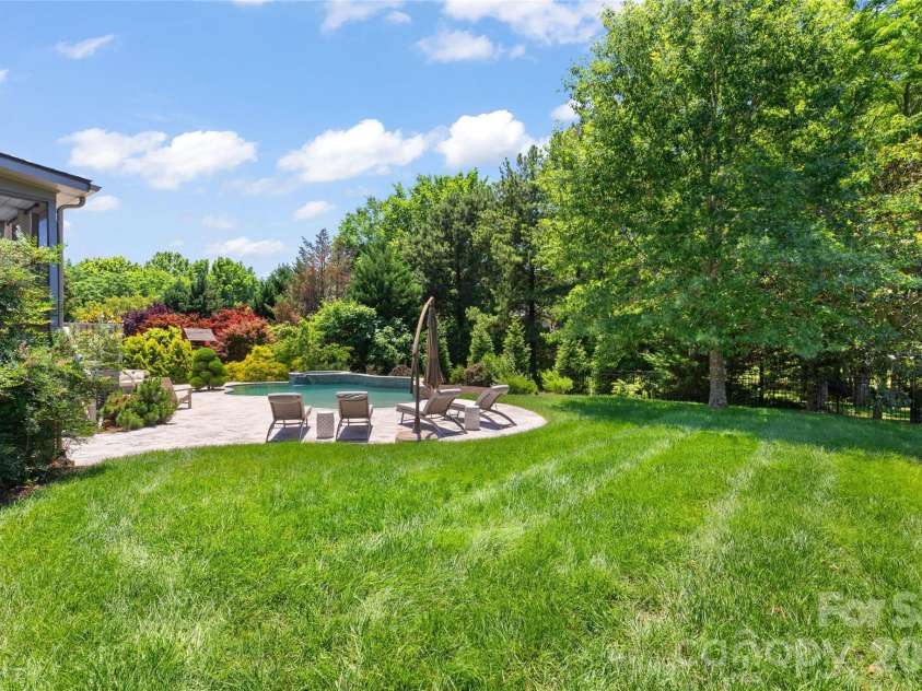 3207 Lakehurst Crossing, Matthews, NC 28104.  MLS# CAR4389517, YatesRealty ID 30843. Beautiful landscaping