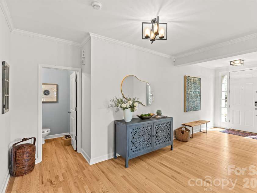 3207 Lakehurst Crossing, Matthews, NC 28104.  MLS# CAR4389517, YatesRealty ID 30843. Entry Hall