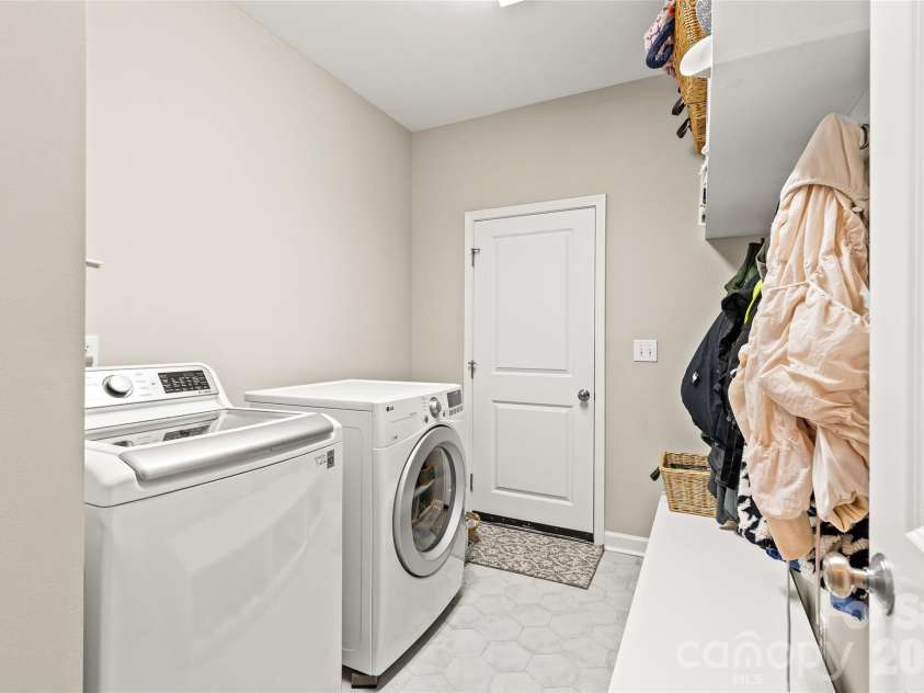 3207 Lakehurst Crossing, Matthews, NC 28104.  MLS# CAR4389517, YatesRealty ID 30843. Laundry room & Drop Zone