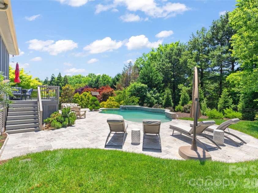 3207 Lakehurst Crossing, Matthews, NC 28104.  MLS# CAR4389517, YatesRealty ID 30843. Multiple places to relax or unwind.