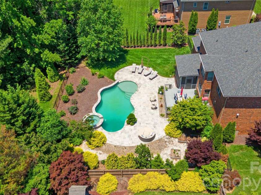 3207 Lakehurst Crossing, Matthews, NC 28104.  MLS# CAR4389517, YatesRealty ID 30843. Private, lush and flat backyard.