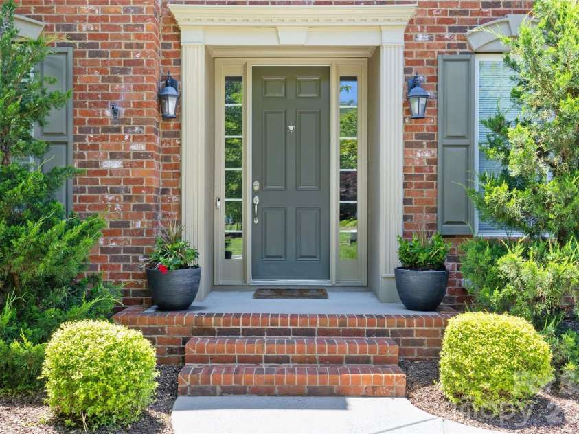 3207 Lakehurst Crossing, Matthews, NC 28104.  MLS# CAR4389517, YatesRealty ID 30843. Welcome Home