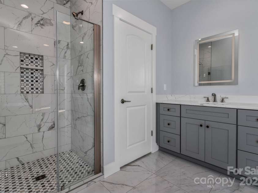 79 Scott Meadows Drive, Asheville, NC 28806.  MLS# CAR4282626, YatesRealty ID 30847. Primary Bath