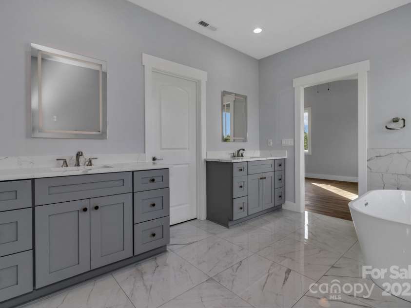 79 Scott Meadows Drive, Asheville, NC 28806.  MLS# CAR4282626, YatesRealty ID 30847. Primary Bath