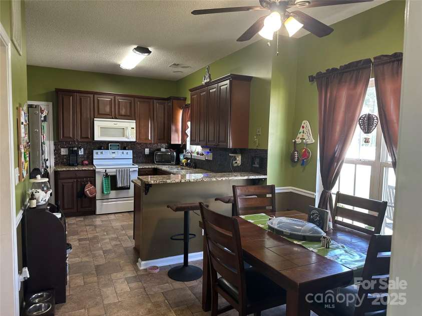 5845 Mahogany Place, Concord, NC 28025.  MLS# CAR4283667, YatesRealty ID 30850. Kitchen with breakfast nook.