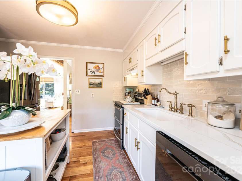 910 Pennell Street, Lenoir, NC 28645.  MLS# CAR4279577, YatesRealty ID 30854. 