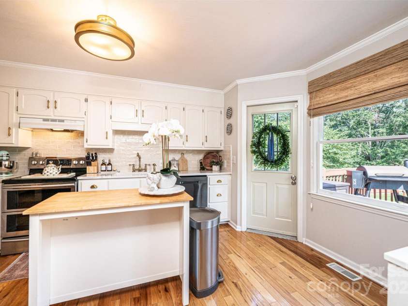 910 Pennell Street, Lenoir, NC 28645.  MLS# CAR4279577, YatesRealty ID 30854. 