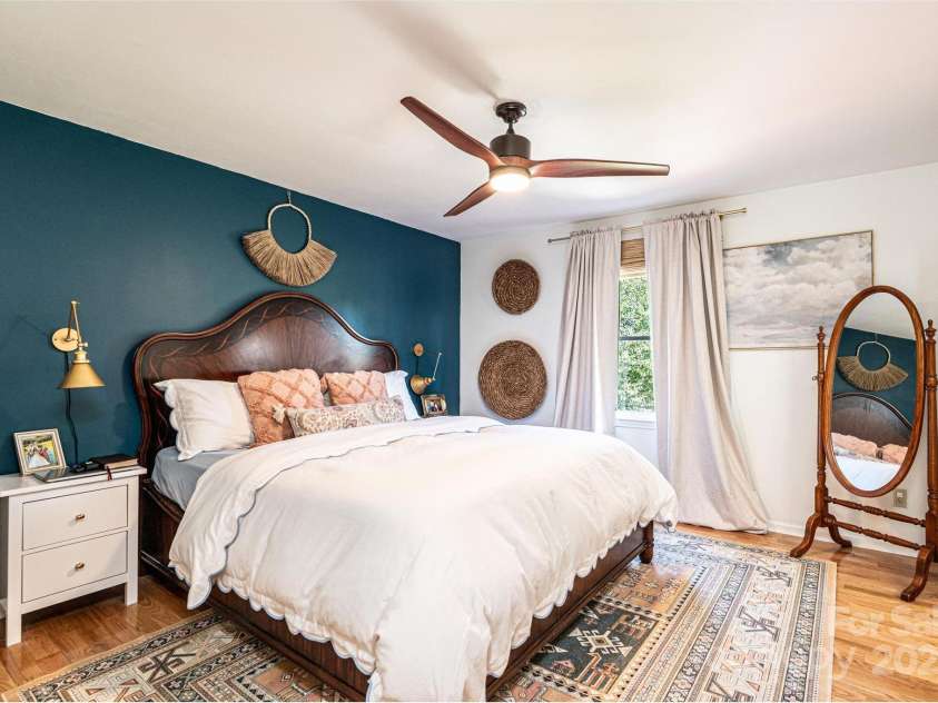 910 Pennell Street, Lenoir, NC 28645.  MLS# CAR4279577, YatesRealty ID 30854. 