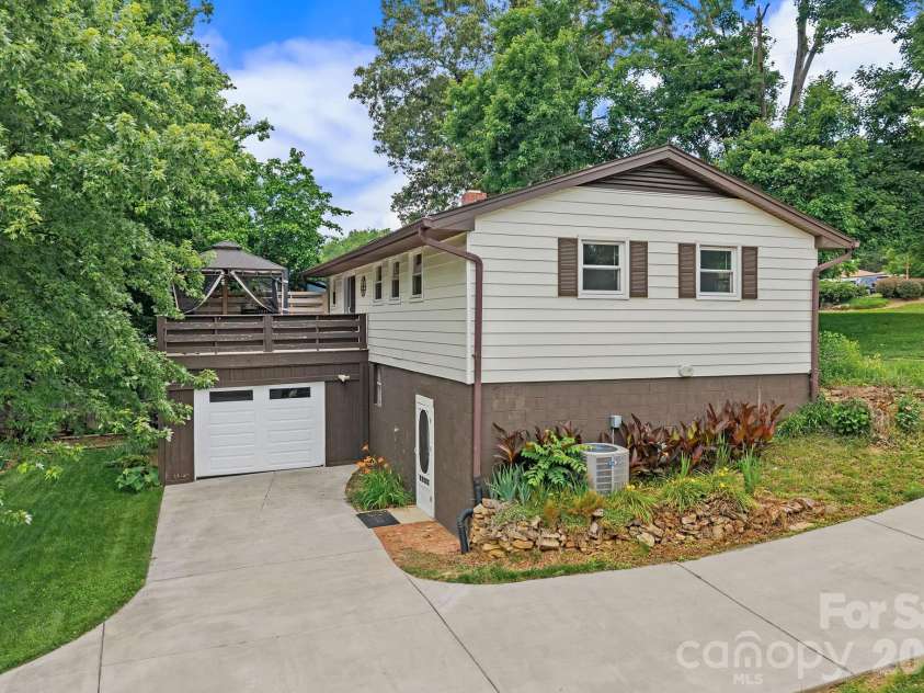 154 Richmond Hill Drive, Asheville, NC 28806.  MLS# CAR4391647, YatesRealty ID 30855. 